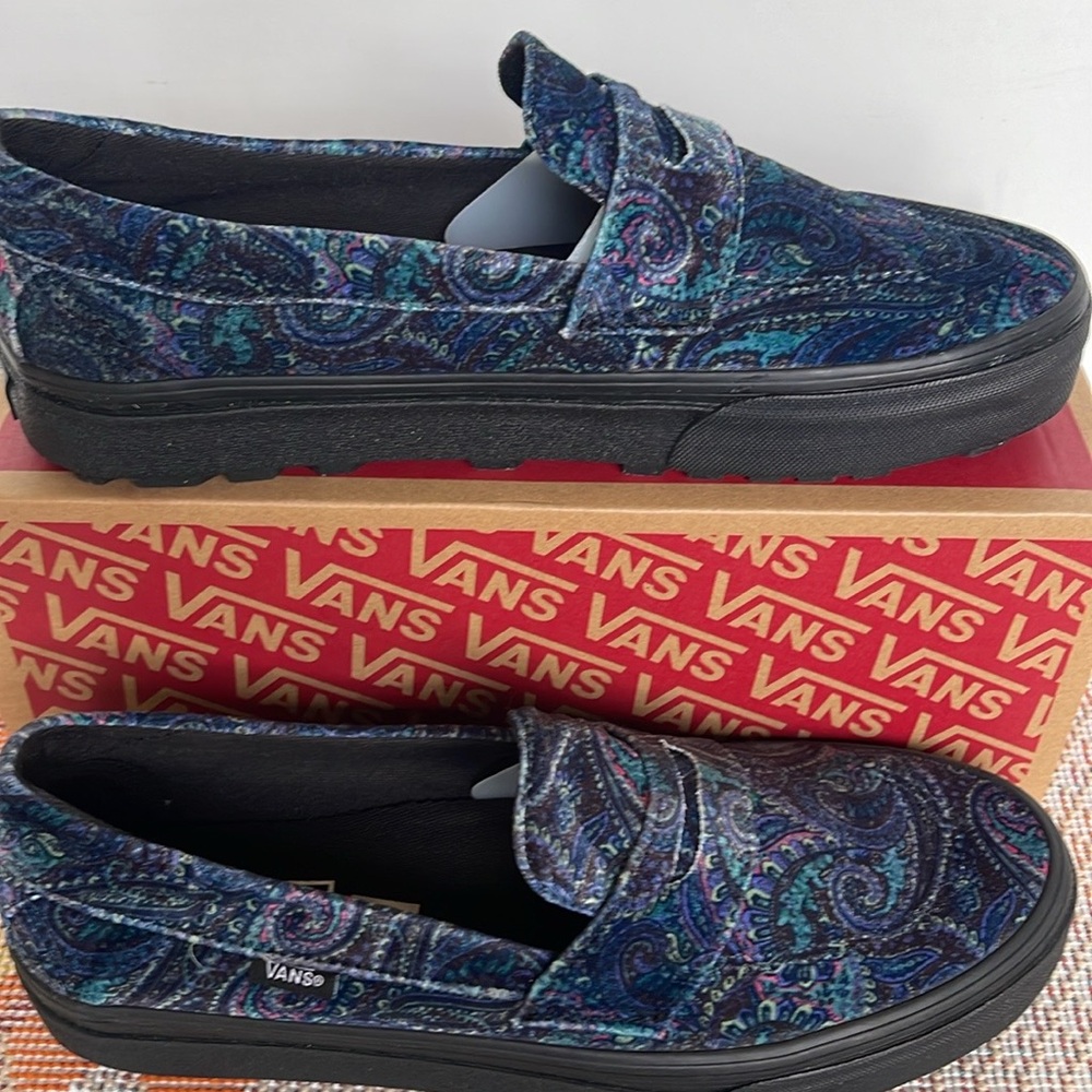 Vans WMNS Style 53 Velvet Paisley
VN000CQPCX9
Sneakers - Picture 2 of 16